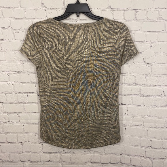 White House Black Market Womens Shirt XS Gold Tiger Print V Neck Short Sleeve - Picture 3 of 5